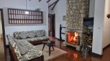 Sala da Casa do Rancho com lareira 