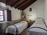 Quarto pequeno com duas camas individuais para crianças